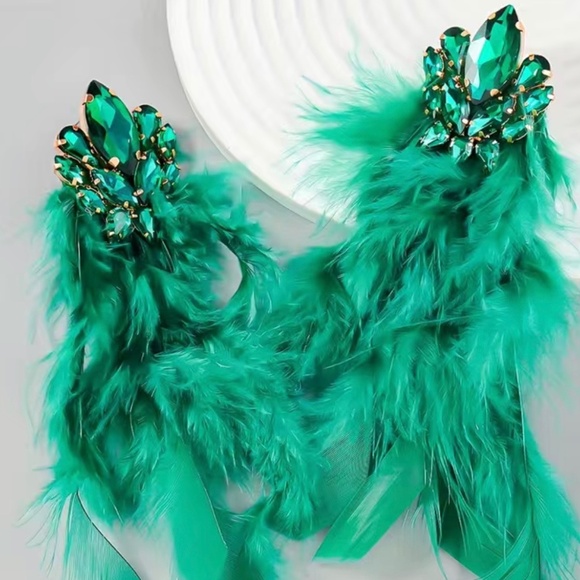 Jewelry - NWOT Green feather earrings